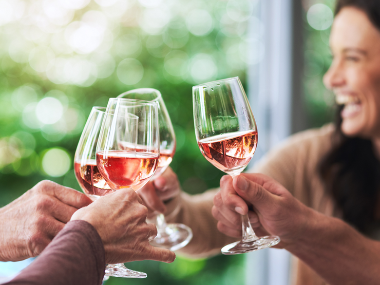 Poți bea alcool și să slăbești în același timp?