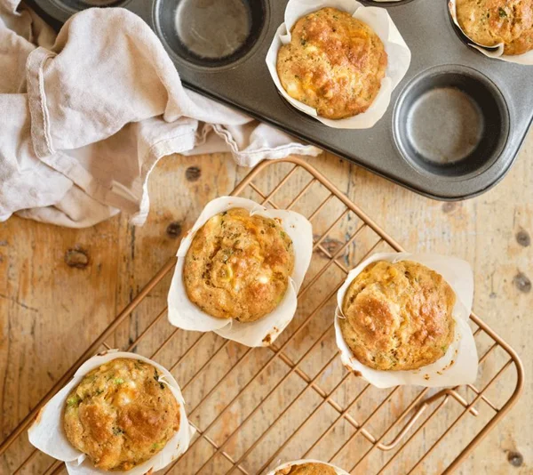 Muffin de mic dejun cu legume și feta