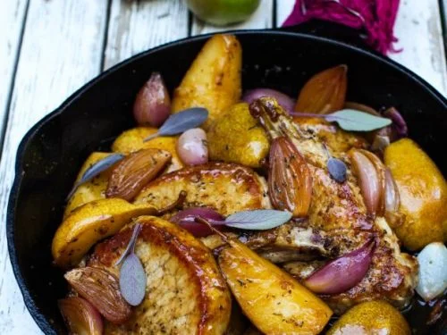 Porc cu pere și ceapă caramelizată